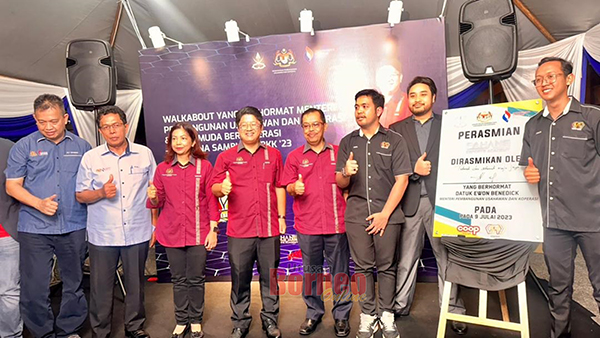  Ewon (empat kiri) ketika hadir merasmikan PEA di Kuantan, Pahang. 