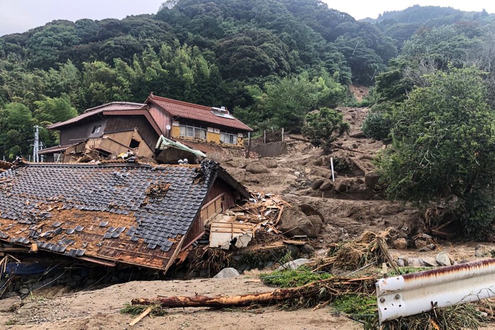 Gambar serahan pejabat kerajaan tempatan Kota Karatsu semalam menunjukkan keadaan tanah runtuh di bandar tersebut selepas hujan lebat melanda sebahagian besar Pulau Kyushu. - Gambar AFP