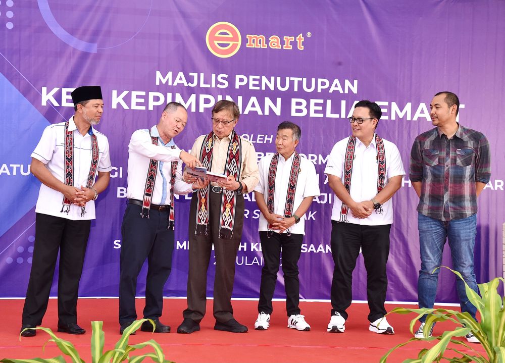 Pengarah Urusan Syarikat EMART, Ngu Ting Sii dua kiri) menyampaikan cenderamata kepada Abang Johari tanda penghargaan. Turut kelihatan Abdul Wahab (kiri). - Gambar Penerangan 