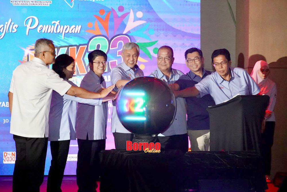  Ahmad Zahid (tengah) menyempurnakan majlis penutupan BKK'23 bersama tetamu kehormat yang lain, kemudian menyampaikan anugerah kepada para pemenang sempena majlis itu.