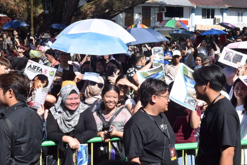 Ribuan peminat Rain membanjiri Old Courthouse untuk bertemu dengan bintang dari Korea Selatan itu. - Gambar Roystein Emmor