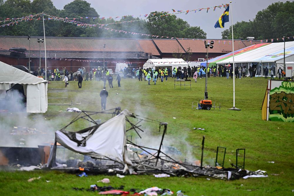 Gambar menunjukkan khemah yang dirosakkan oleh penunjuk perasaan antikerajaan ketika rusuhan ganas meletus di festival Eritrea-Scandinavia di utara Stockholm kelmarin. — Gambar AFP