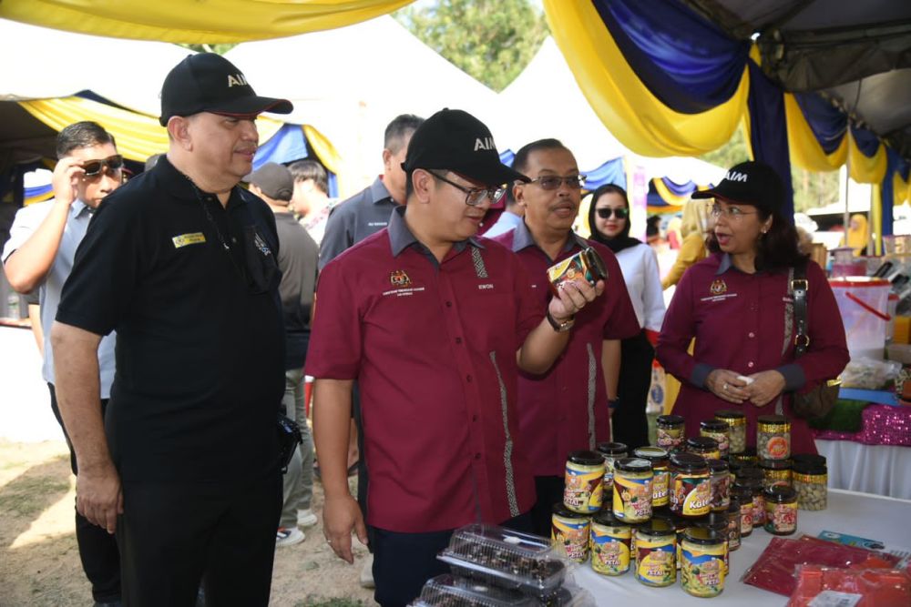  Ewon melihat salah satu produk yang dijual semasa Karnival Sahabat Usahawan AIM Wilayah Terengganu.