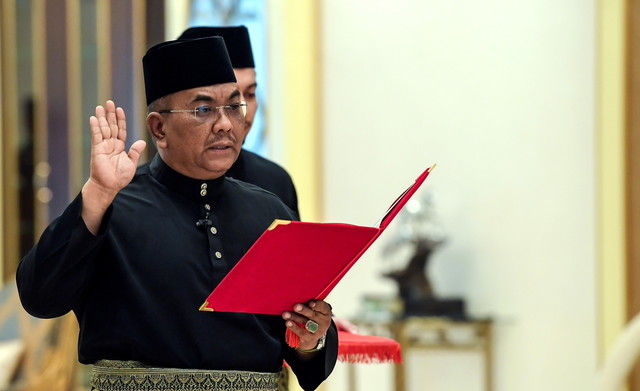 Muhammad Sanusi mengangkat sumpah sebagai Menteri Besar Kedah di hadapan Sultan Kedah Al-Aminul Karim Sultan Sallehuddin Sultan Badlishah di Istana Anak Bukit, hari ini. - Gambar BERNAMA