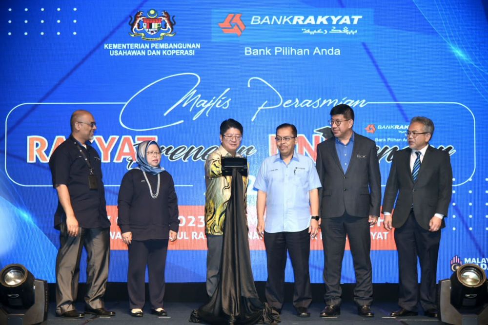  Ewon semasa merasmikan Program RAKYATpreneur dan Bank Rakyat UNIpreneur 2023 di Dewan Tun Abdul Razak Menara Kembar Bank Rakyat.