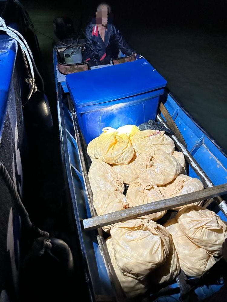  Cubaan lelaki warga Filipina menyeludup masuk 4,200 telur penyu gagal apabila ditahan PPM di perairan Sandakan.