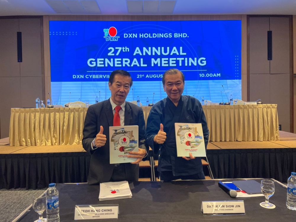 Pengarah Eksekutif Bukan Bebas dan Ketua Pegawai Eksekutif DXN Holdings Bhd Teoh Hang Ching (kiri) dan Lim pada sidang media yang diadakan selepas AGM ke-27.