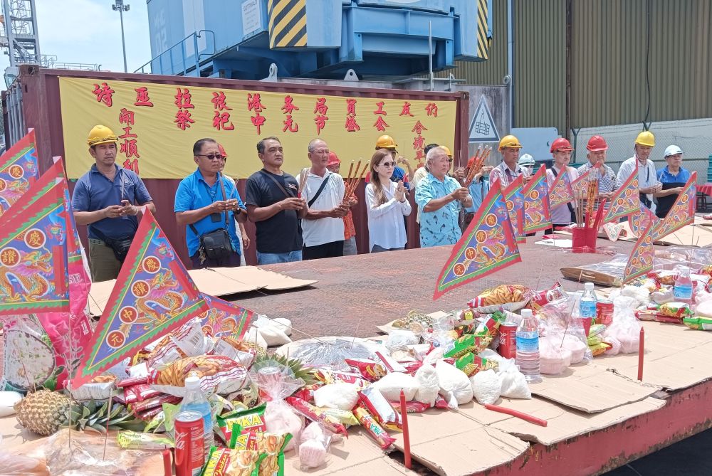 Lim (lima kiri) bersama yang lain ketika upacara persembahan di dermaga Lembaga Pelabuhan Rajang, hari ini.