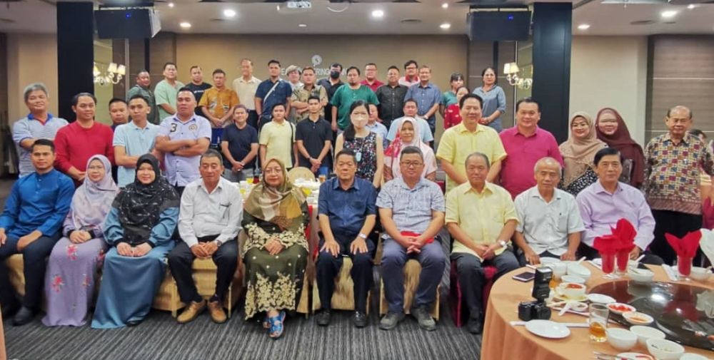 (Duduk dari empat kiri) Abdul Hamid, Hayati, Lau, Ting serta yang lain pada majlis makan malam Lembaga Pelabuhan Rajang semalam.