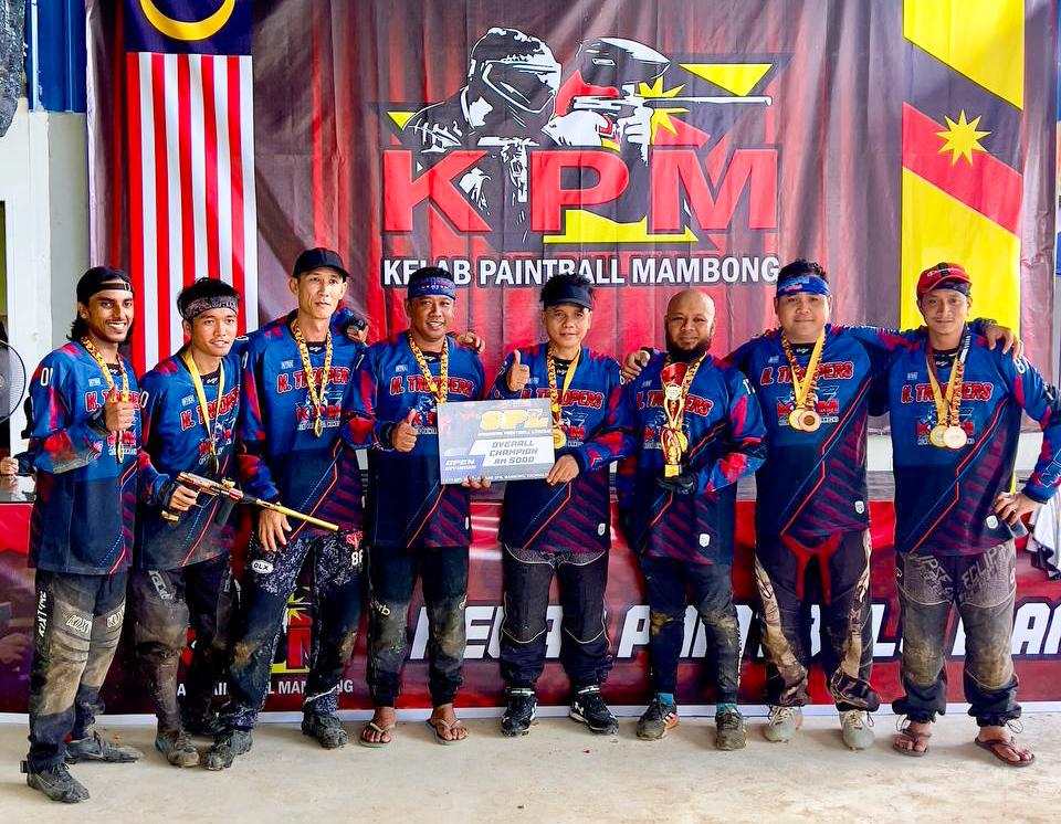 Morshidi (empat kanan) semasa sesi bergambar bersama juara Sarawak Paintball League 2023 K Troopers.