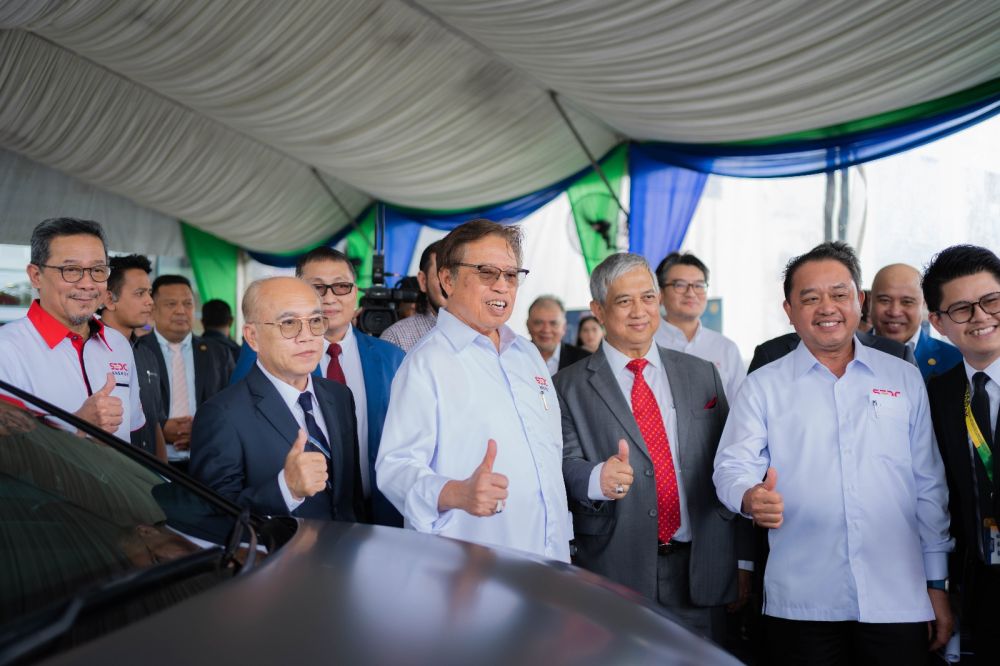 Ismail (tiga kanan) merakam kenangan bersama Premier Sarawak pada Majlis Perasmian EV-FY PEKEMA Sarawak dan SEDC Energy Sdn Bhd baru-baru ini.