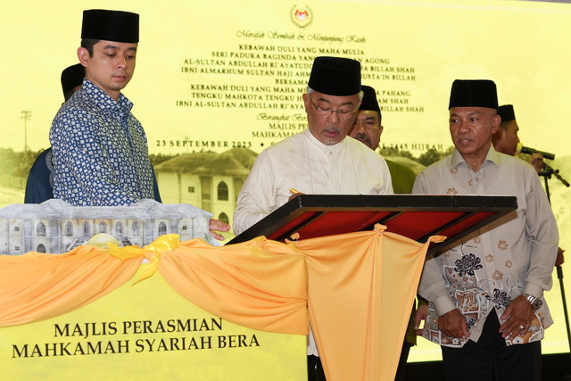 Agong berkenan menandatangani plak pada Perasmian Bangunan Mahkamah Syariah Bera hari ini. Turut berangkat, Pemangku Raja Pahang Tengku Hassanal Ibrahim Alam Shah (kiri). -Gambar BERNAMA