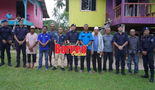  Mohd Haris (tujuh kanan) semasa mengadakan lawatan bersama pasukan IPD Kudat turut merakam kenangan dengan penduduk kampung.