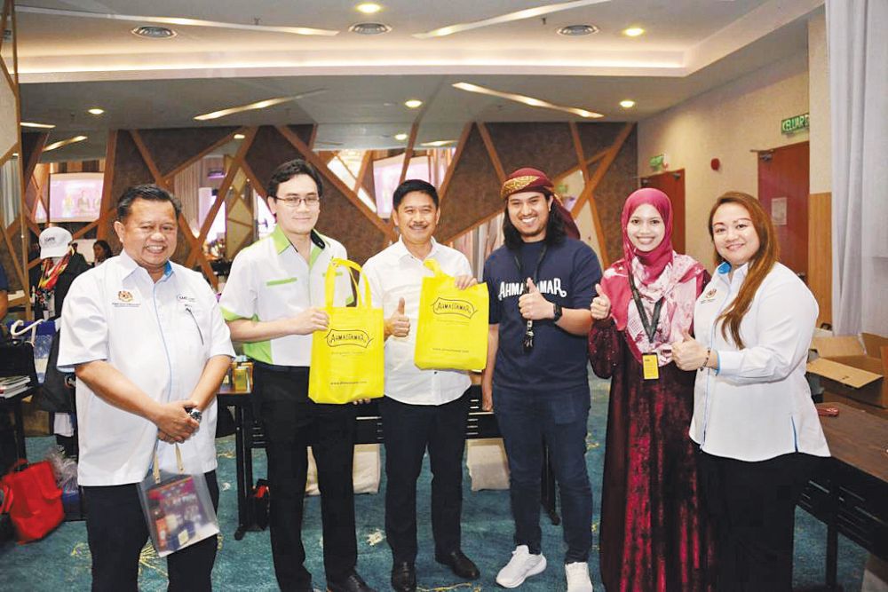  Rizal (dua kiri), Dr. Ripin (tiga kiri) merakamkan kenangan bersama alumni TUBE Sarawak yang berjaya, Syarifah Nurfaizah (dua kanan) pada Sesi Interaksi Bersama Alumni Tunas Usahawan Belia Bumiputera (TUBE) Sarawak 2023 di Kuching.
