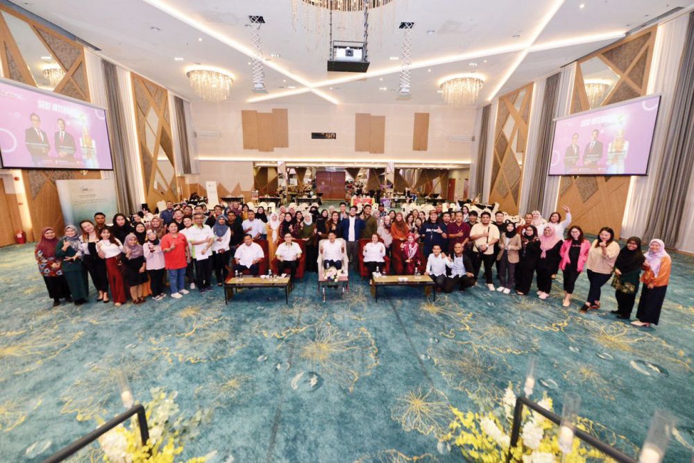  Rizal (duduk dua kiri), Dr. Ripin (duduk tiga kiri) merakamkan kenangan bersama peserta alumni TUBE Sarawak pada Sesi Interaksi Bersama Alumni Tunas Usahawan Belia Bumiputera (TUBE) Sarawak 2023 di Kuching.
