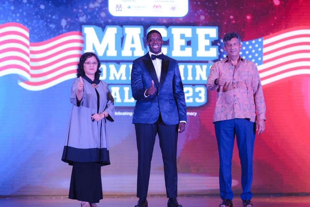 (Dari kiri) Azlinda, Johnson dan Bhalla meraikan majlis MACEE Homecoming Gala 2023 di Kuala Lumpur, baru-baru ini.