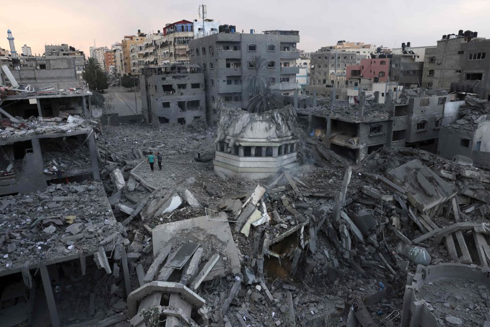 Penduduk Palestin awal semalam hanya mampu melihat kemusnahan Masjid Ahmed Yassin yang dibedil jet pejuang Israel kelmarin. - Gambar AFP