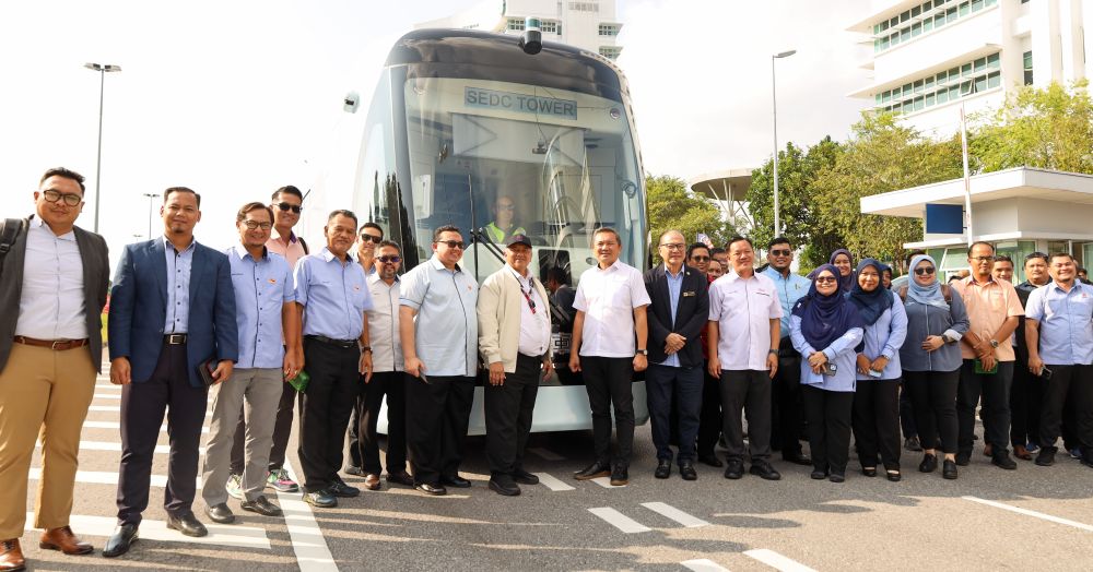 Ng (sepuluh kiri) bersama Zafrin, Tiong (masing-masing kesembilan & ke-11 kiri) serta perwakilan lain dari Selangor merakamkan gambar kenangan di hadapan kenderaan prototaip ART.