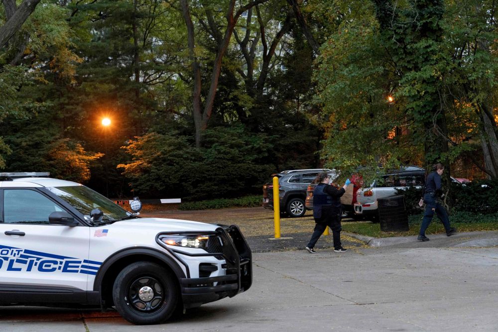 Anggota polis berkawal di luar rumah lokasi pembunuhan Samantha Woll yang ditemui mati  ditikam di Detroit. — Gambar AFP