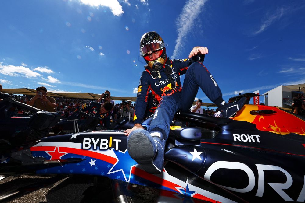 Verstappen keluar dari keretanya untuk berlumba dalam perlumbaan Formula 1 Grand Prix AS di Litar The Americas di Austin, Texas. — Gambar AFP 