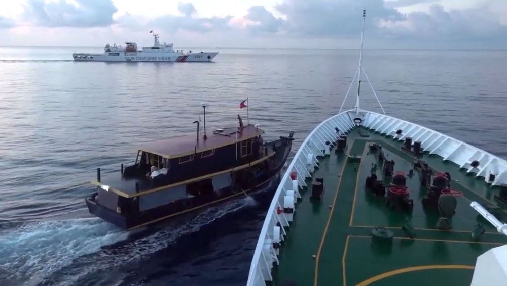 Gambar yang diambil oleh Pengawal Pantai China ini menunjukkan pertembungan dengan bot penghantar barang Filipina di Second Thomas Shoal. — Gambar AFP