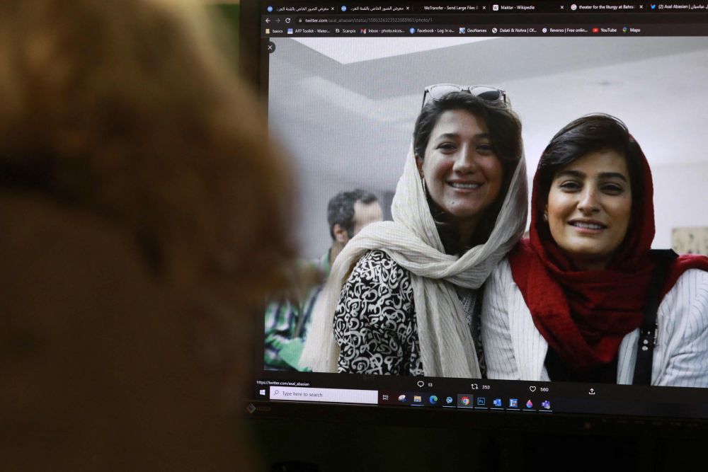 Gambar menunjukkan muka dua wartawan wanita Iran Niloufar Hamedi dan Elahe Mohammadi yang dimuat naik di laman Twitter, pada 22 November 2022. — Gambar AFP