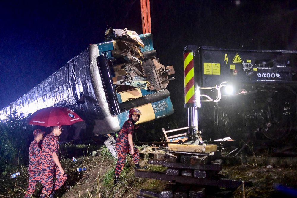 Anggota penyelamat Bangladesh menjalankan operasi menyelamat selepas dua kereta api bertembung di Bhairab, kelmarin. — Gambar AFP 