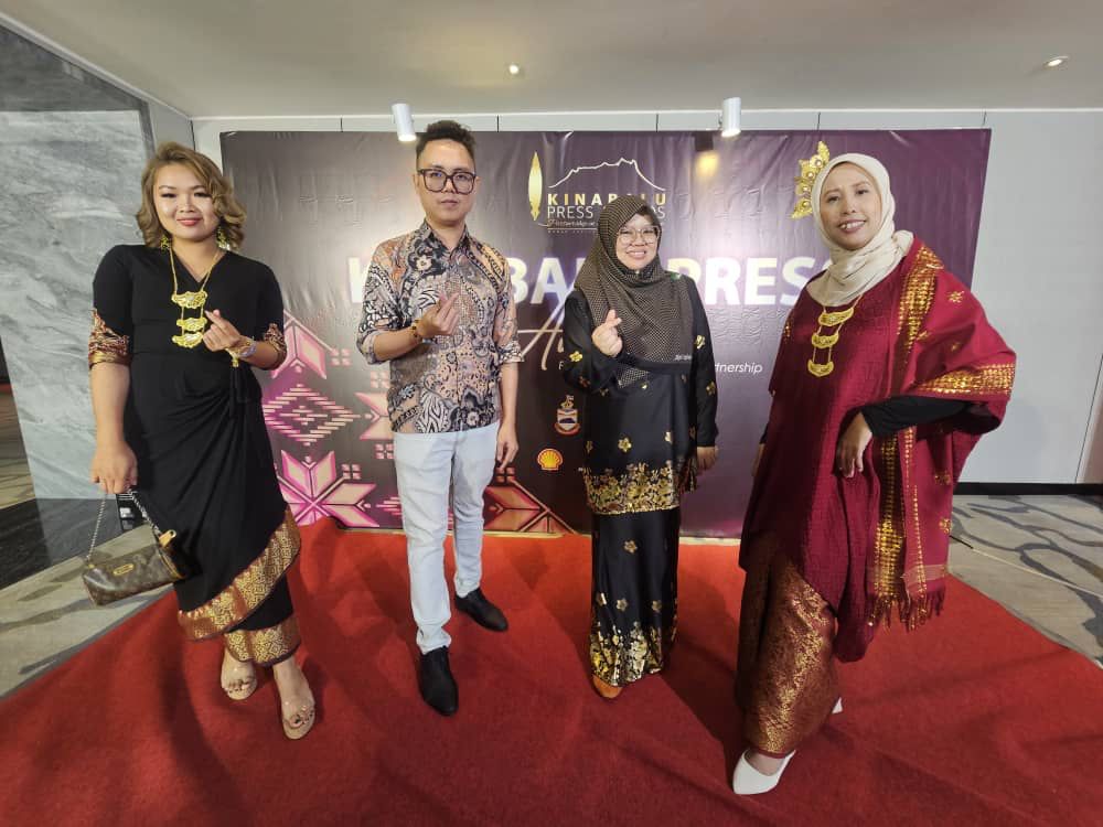  Antara wartawan dan alumni Utusan Borneo yang hadir pada majlis itu.