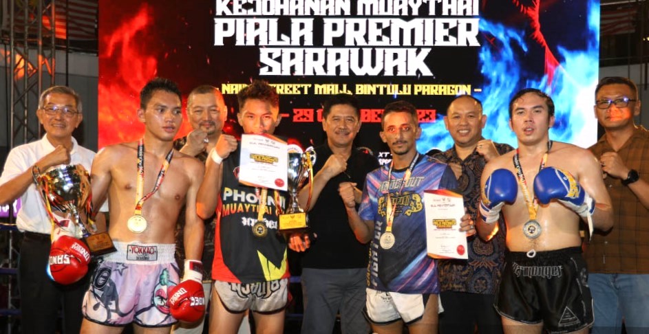 Ripin bersama Jumaat, Abang Zainuddin, Muhammad Dino dan Temenggung Barry merakam gambar bersama pemenang perlawanan Superfight Pro 51 kilogram (kg) dan Superfight Pro 62 kg. - Gambar UKAS