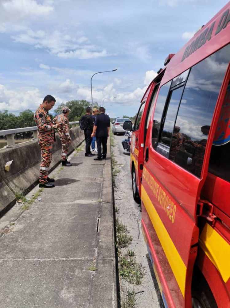 Pasukan bomba tiba di lokasi kejadian pagi tadi. - Gambar JBPM