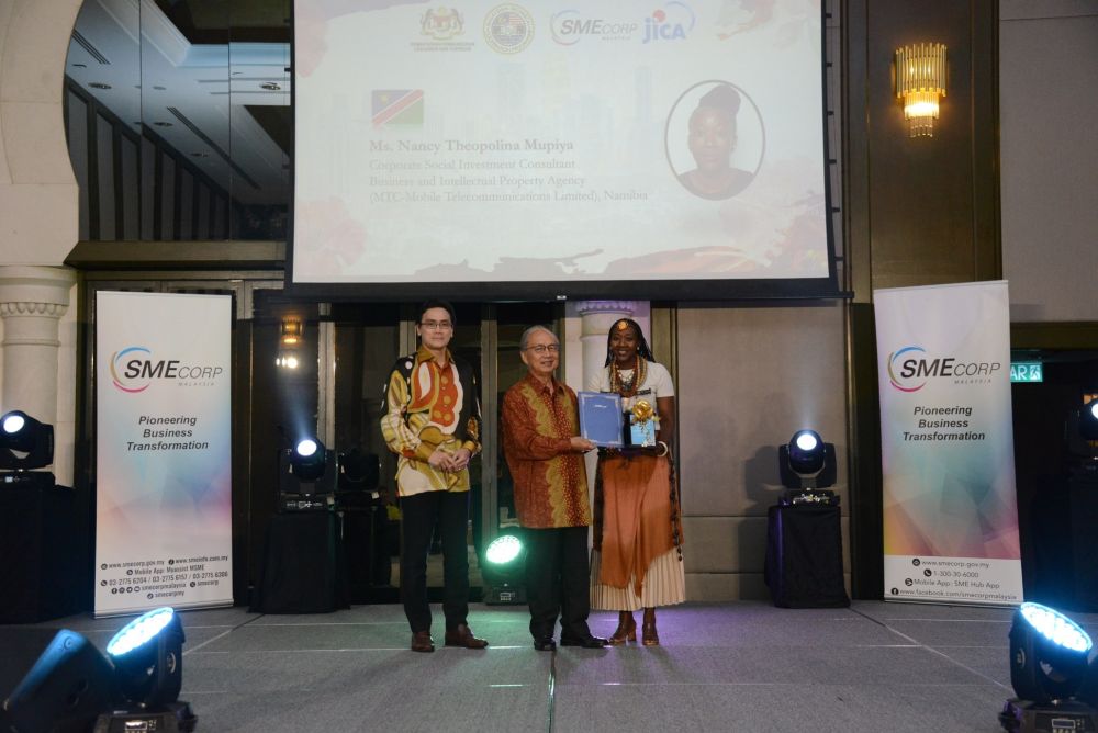 (Dari kiri) Rizal, Dompok dan penerima Anugerah Peserta Terbaik TCTP 2023 Nancy Theopolina Mupiya dari Namibia.