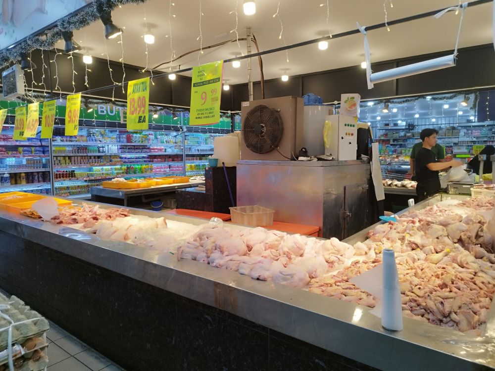 Harga ayam di sebuah pasar raya di pusat bandar Miri menurun sedikit berbanding semalam (sebelum ia ditamatkan subsidinya). 