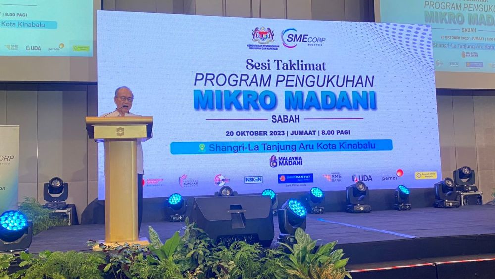 Bernard Giluk Dompok ketika berucap di Siri Jelajah dan Sesi Taklimat Program Pengukuhan Mikro MADANI Peringkat Negeri Sabah.