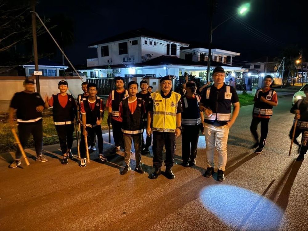 Anggota polis IPD Miri bersama Pegawai Perpaduan Bahagian Miri dan ahli KRT/SRS Pujut Utara melakukan rondaan di kawasan perumahan Pujut 7 dan 8.