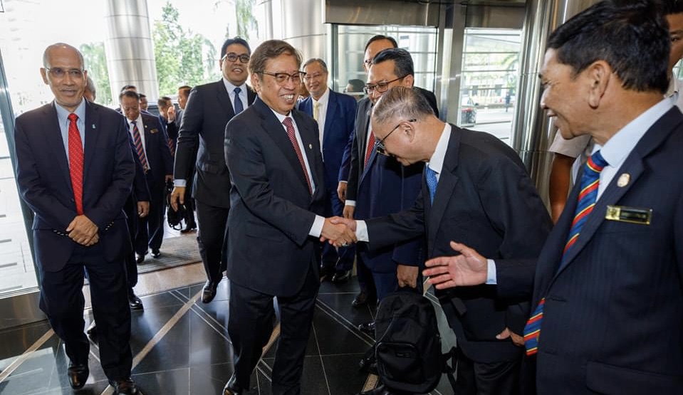Abang Johari disambut tiba untuk menghadiri dialog antara kerajaan Sarawak dan Petronas di Kuala Lumpur, hari ini. - Gambar UKAS