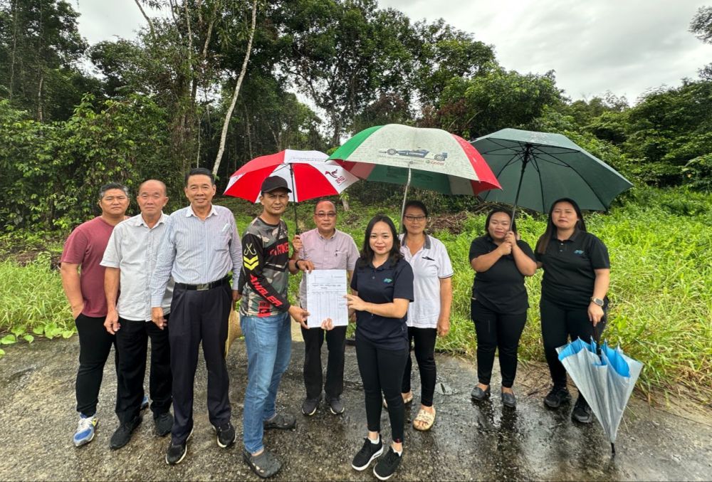 Gung (lima kiri) mewakili Huang menyaksikan majlis ringkas penyerahan surat projek siap antara JPS Sarikei dan kontraktor.