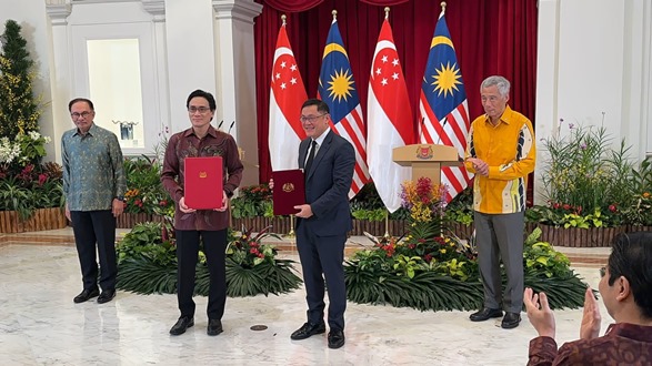 Anwar  dan T.S. Lee Hsien Loong menyaksikan majlis menandatangani MoU antara SME Corp. Malaysia, diwakili Rizal dan Enterprise Singapore diwakili Lee Chuan Teck iaitu Ketua Pegawai Eksekutif Enterprise Singapore.