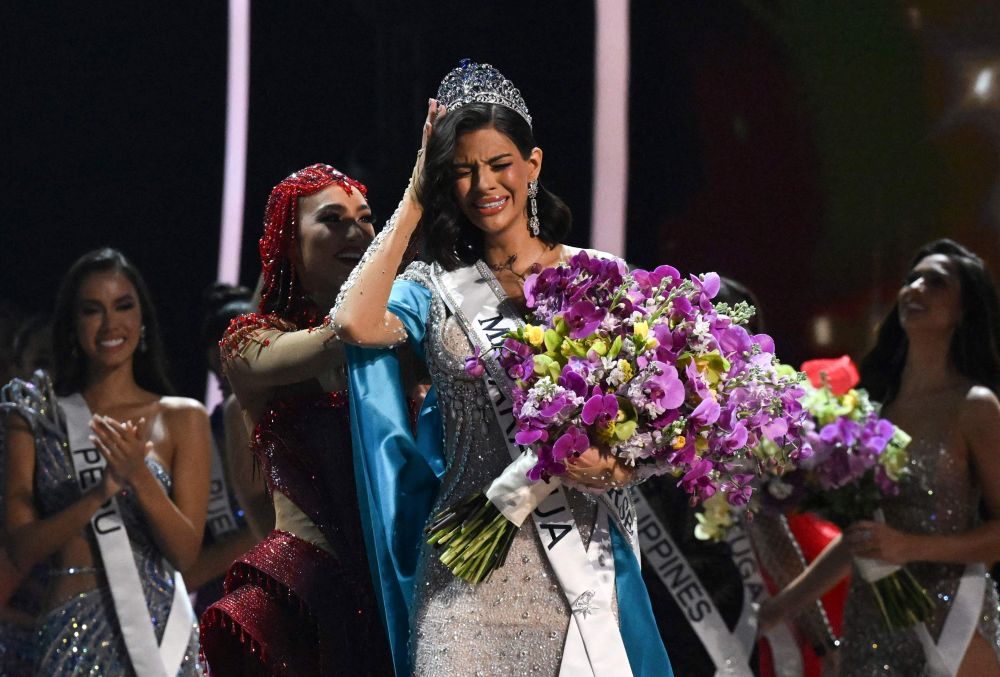 Gabriel meletakkan tiara di atas kepala Palacios pada pertandingan akhir Miss Universe 2023 di San Salvador, Sabtu lalu. - Gambar AFP