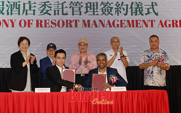  Hajii (berdiri tengah) menyaksikan pertukaran dokumen antara Pengerusi Sinyi Realty Inc Ken Chou (duduk kiri) dengan Pengarah Urusan IHG Hotels and Resorts Asia Tenggara dan Korea, Rajit Sukumaran (duduk kanan).
