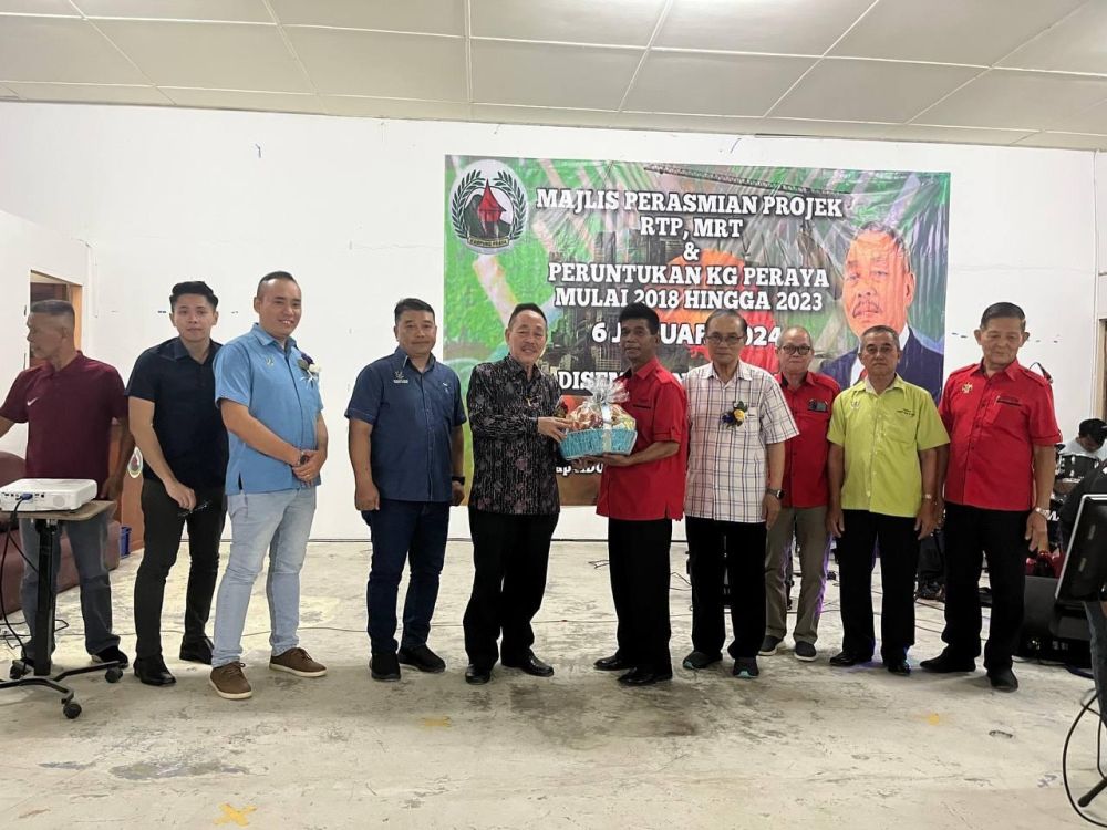Sagah menerima cendemata ketika hadir majlis perasmian Projek RTP dan MRP Kampung Peraya di Siburan, pada Sabtu lalu.