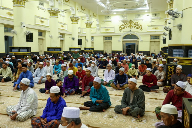 Suasana di dalam Masjid Muhammadi ketika para jemaah mendengar kuliah subuh selepas menunaikan solat subuh hari ini. -Gambar BERNAMA
