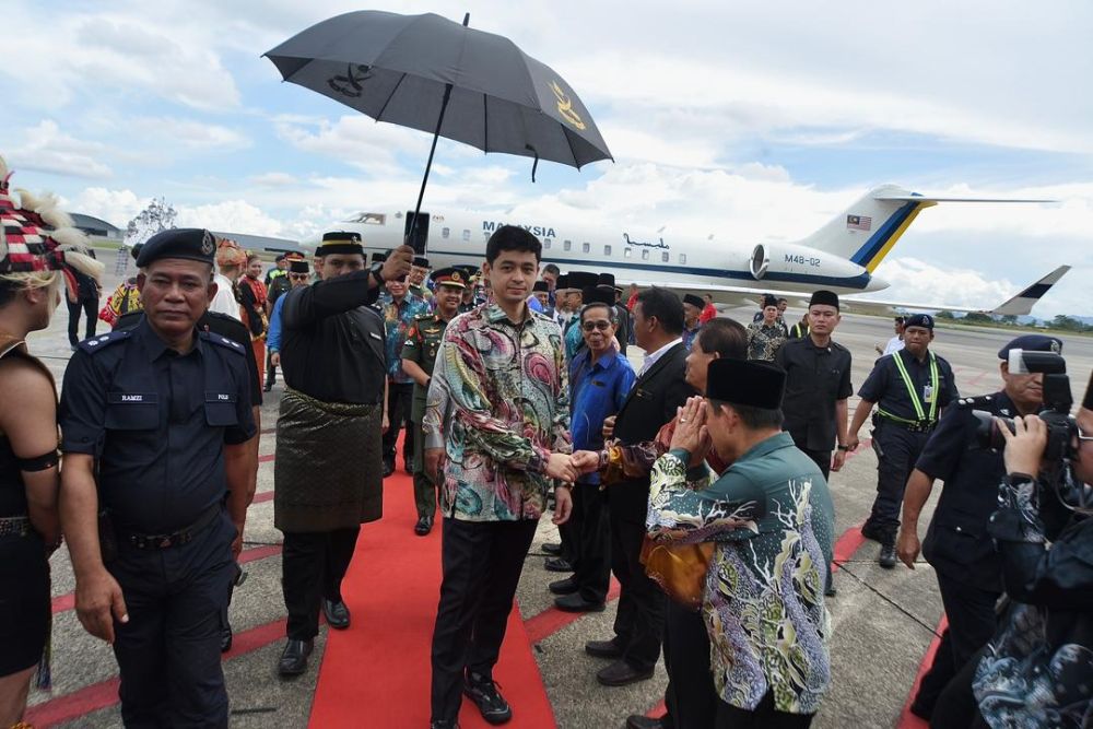 Tengku Hassanal berangkat tiba di Kuching untuk lawatan lima hari | Utusan Borneo Online