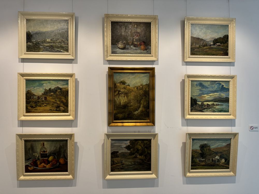 Beberapa lukisan Chong sebelum ini yang dicipta menggunakan cat minyak.