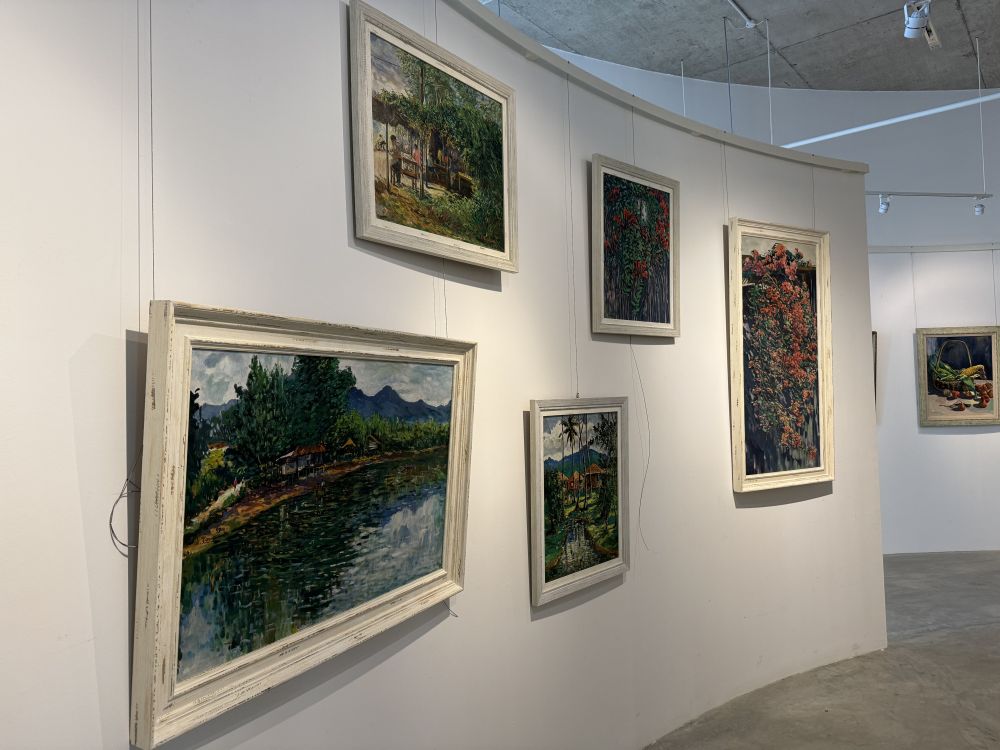 : Beberapa lukisan Chong dipamerkan di pameran seni selama lapan minggu itu.