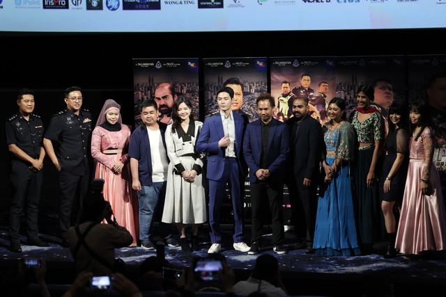 Choong (enam, kanan) bergambar bersama barisan pelakon filem Oppa selepas majlis pelancaran filem tersebut di Pavillion semalam. - Gambar BERNAMA