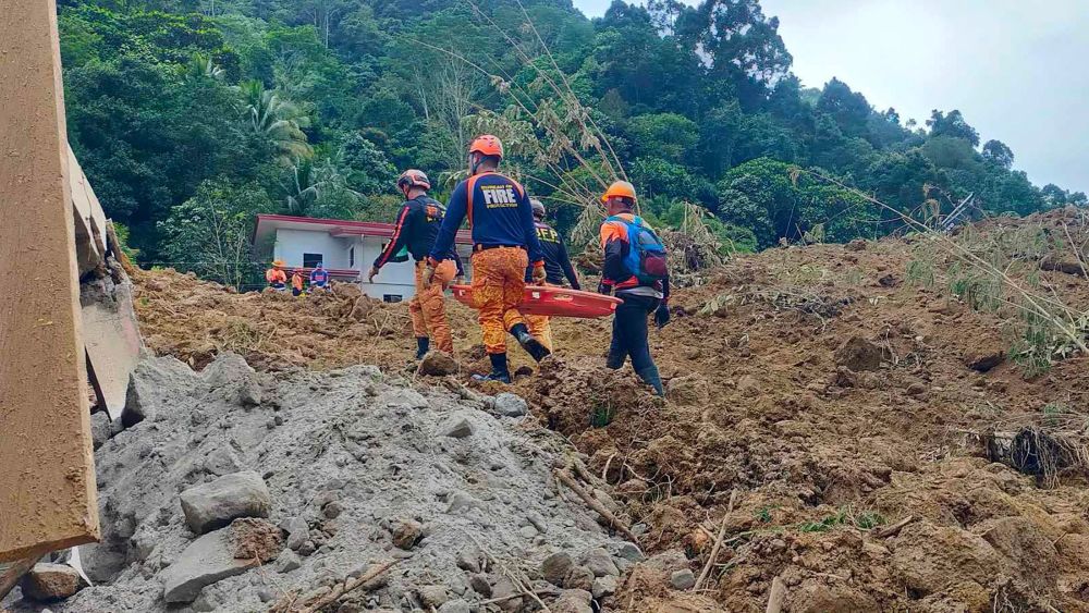 Gambar diambil daripada Facebook Office of the Provincial Fire Marshal (OPFM) Davao de Oro kelmarin menunjukkan pekerja penyelamat menjalankan operasi menyelamat di kawasan tanah runtuh di Maco, Davao de Oro. — Gambar AFP