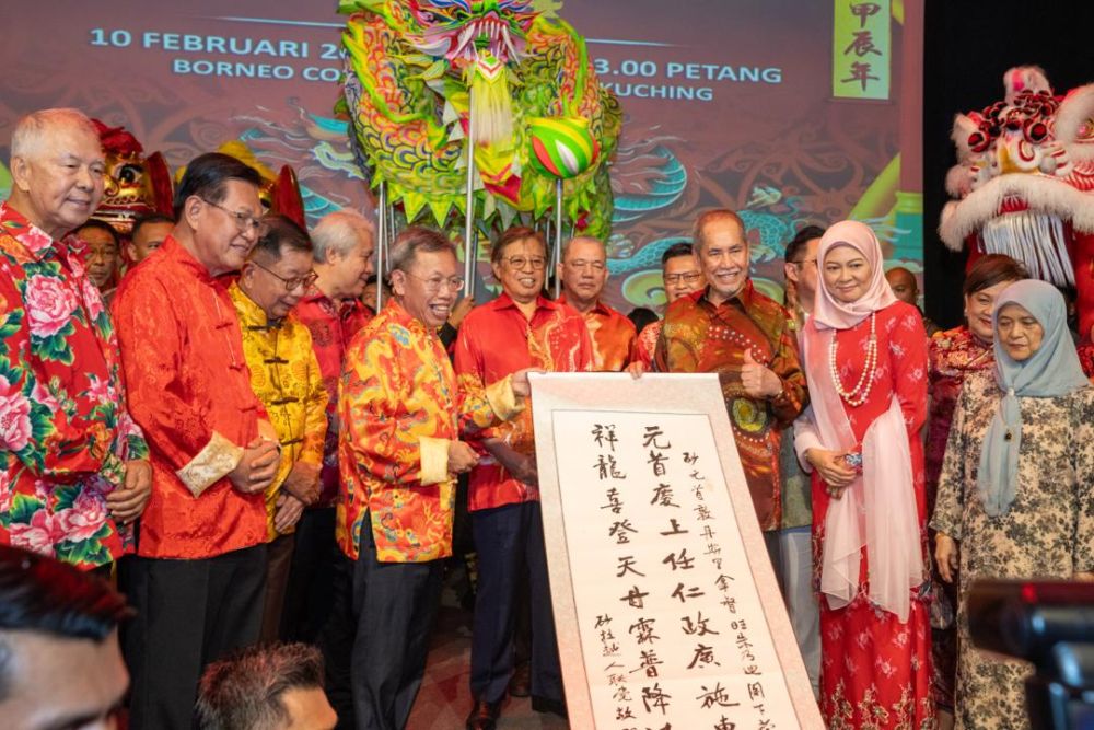 Tun Wan Junaidi (tiga kanan) bersama Abang Johari (lima kiri) bersama Dr Sim (empat kiri) serta tetamu jemputan lain menunjukkan poster tulisan kaligrafi sempena sambutan TBC 2024. - Gambar Chimon Upon