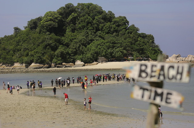 Para pelancong dari dalam dan luar negara tidak melepaskan peluang menyeberang ke Pulau Giam, bagi merasai fenomena air surut yang berlaku pada pertengahan Februari setiap tahun ketika tinjauan hari ini. - Gambar BERNAMA
