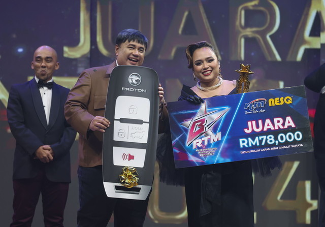 Ketua Pengarah Penyiaran Radio Televisyen Malaysia (RTM) Datuk Suhaimi Sulaiman (kiri) menyampaikan hadiah kepada Juara Bintang RTM 2024 Roxy Ixzy (kanan) pada Konsert Akhir Bintang RTM di Auditorium Seri Angkasa Kota Media Kuala Lumpur malam tadi. - Gambar BERNAMA