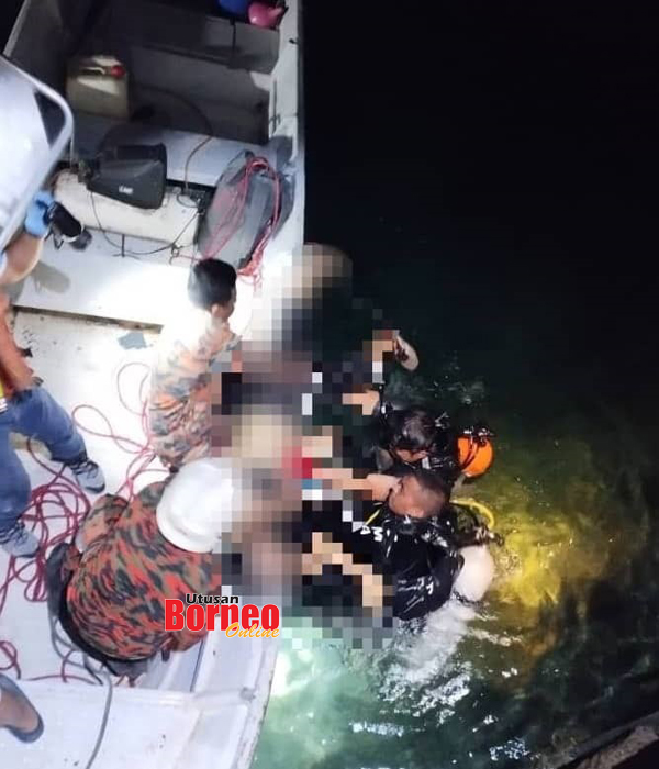  Anggota bomba berjaya mengeluarkan mangsa dari kenderaan yang terjunam ke laut dalam kejadian berhampiran kolam ikan di Kampung Payang Lahad Datu.